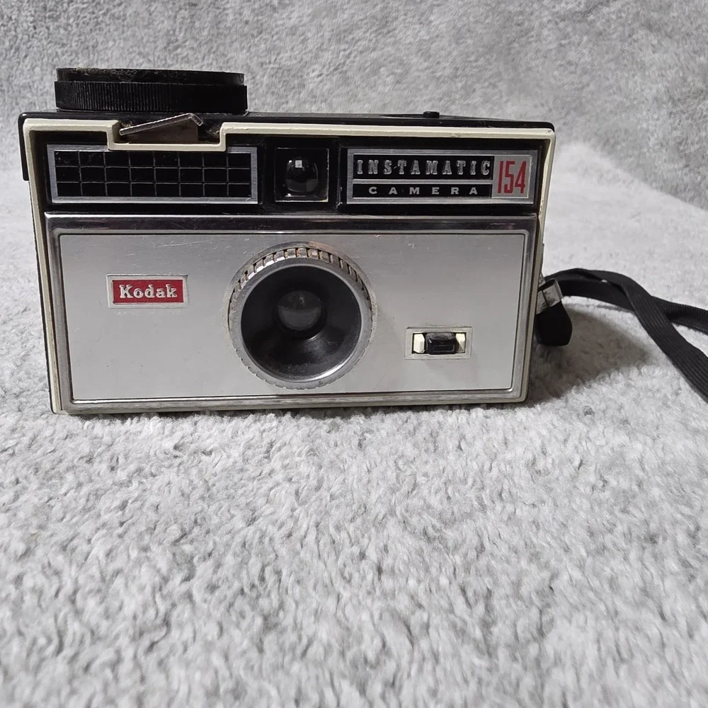 Vintage 1960's Kodak Instamatic 154 Film Camera